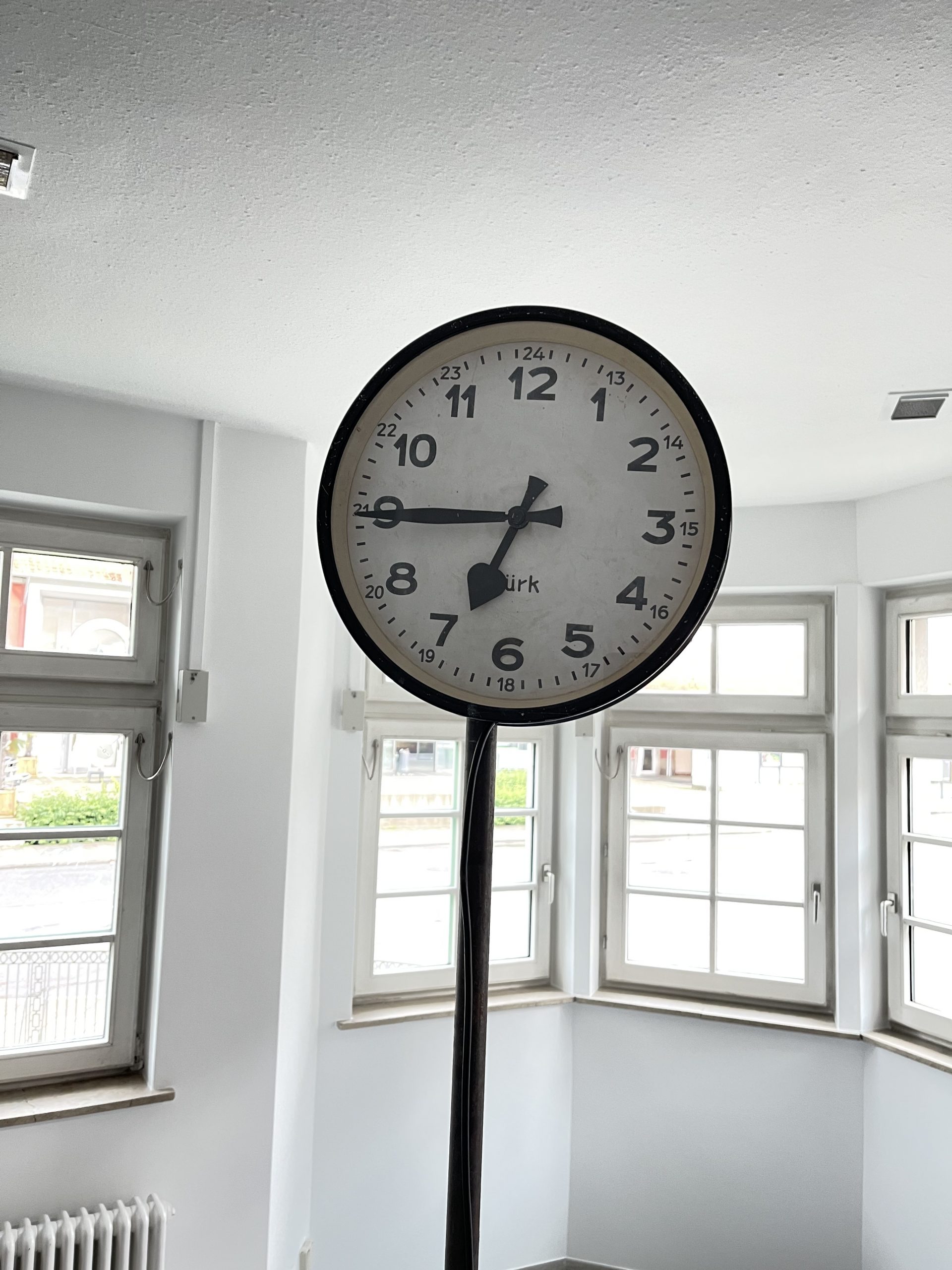 "Zeitmaschine" von Lilith Becker, Installation mit Bürk-Uhr, verschiedene Materialien (2014/2021), Installationsansicht.